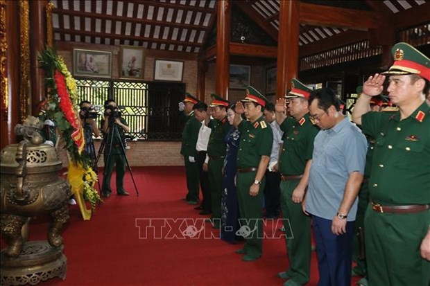 The delegation offers incense to late President Ho Chi Minh and martyrs who laid down their lives for the nation's independence, freedom and prosperity at he  27/7 National Historical Relic Site. (Photo: VNA) 