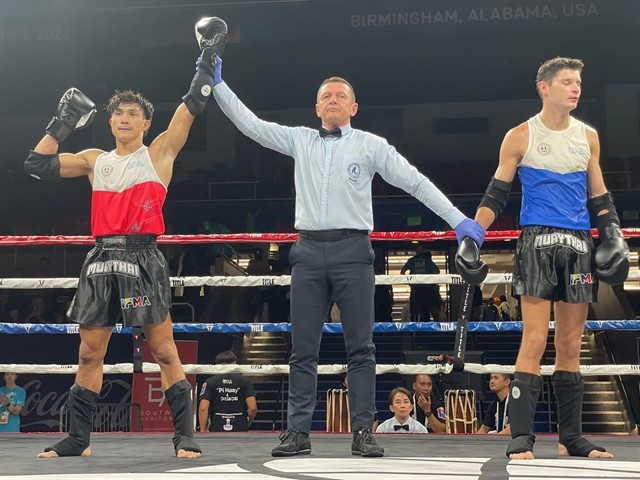 Nguyễn Trần Duy Nhất of Việt Nam (left) is announced winner of the semi-final match of the men's Muay Thai 57kg category at the 11th World Games in Birmingham, Alabama, the USA on July 17. (Photo: VNS)