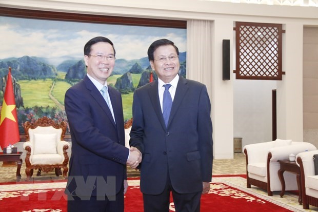 Lao Party General Secretary and State President Thongloun Sisoulith (right) and Politburo member and permanent member of the Party Central Committee's Secretariat Vo Van Thuong. (Photo: VNA) 