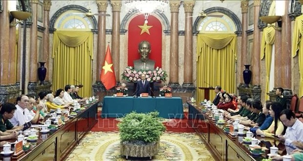 President Nguyen Xuan Phuc hosts a meeting with Heroic Vietnamese Mothers, martyrs’ relatives and representatives of Vietnam Martyr Families’ Support Association in Hanoi on July 25. (Photo: VNA)