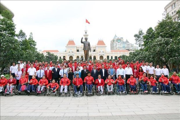 The Vietnamese sport team poses for a photo before departing for ASEAN Para Games 11 in Indonesia. (Photo: VNA)