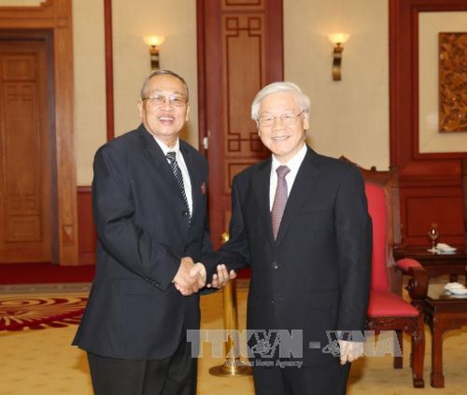 party chief receives cambodian guest