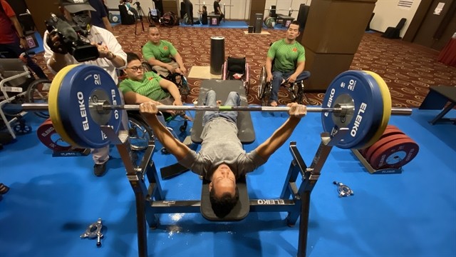 Powerlifters of Việt Nam train before competing in the Indonesian 11th APG. VNA/VNS Photo