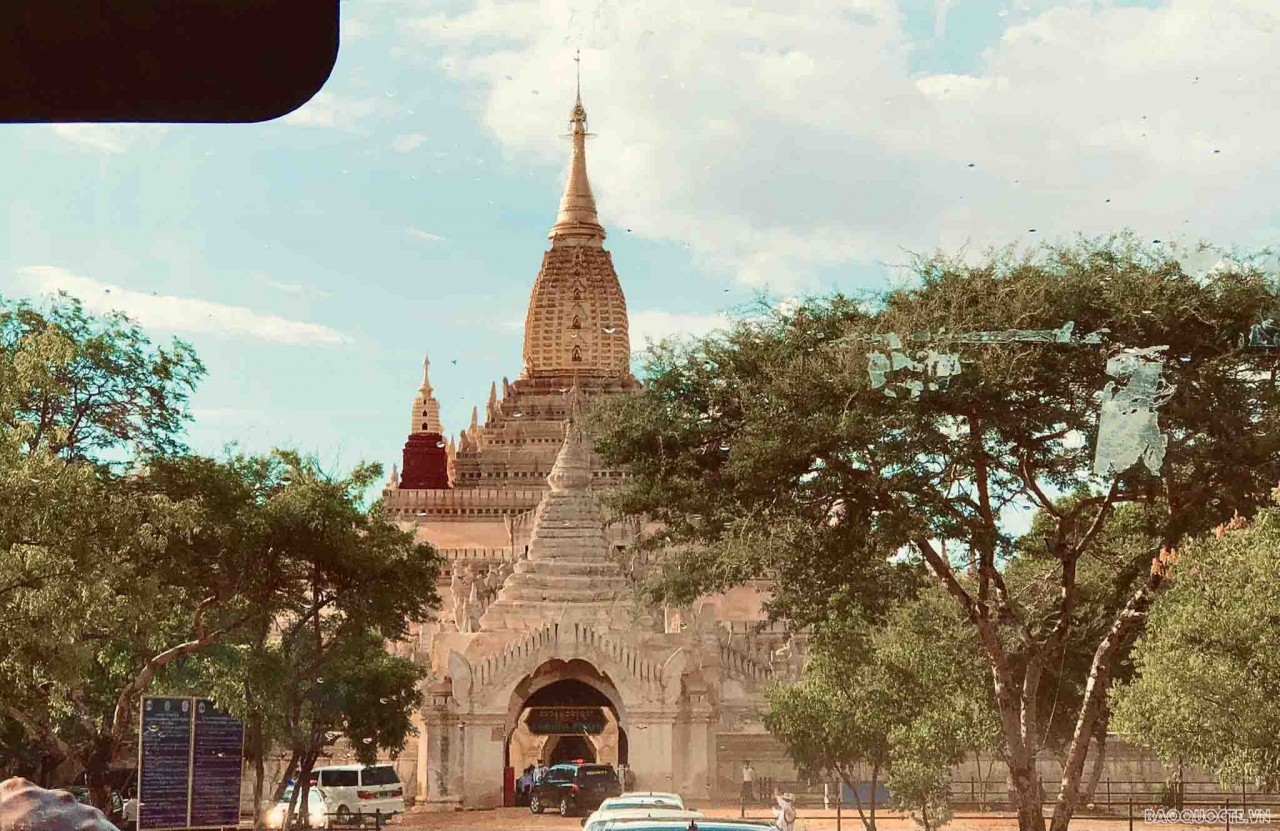 Ananda temple is known as the most beautiful temple in Bagan with 4 large golden Buddha statues placed in 4 directions. (Photo: Nguyen Hong)