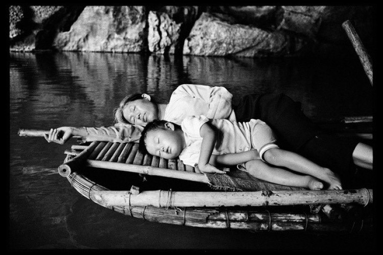 The photo of a woman and her child sleeping on a boat in Ninh Binh was captured by photographer Lam Duc Hien during his trip back home to Vietnam. (Photo: Lam Duc Hien)