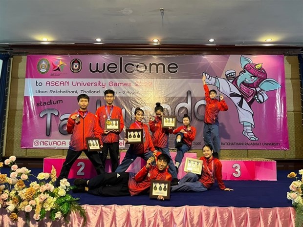 Taekwondo athletes pose to show their medals from the 20th ASEAN University Games. (Photo of Nguyen Thanh Huy)