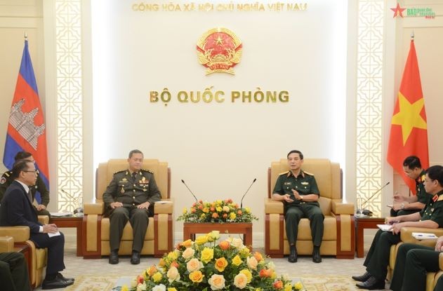 General Phan Van Giang talks with General Hun Manet. (Photo: VNA)