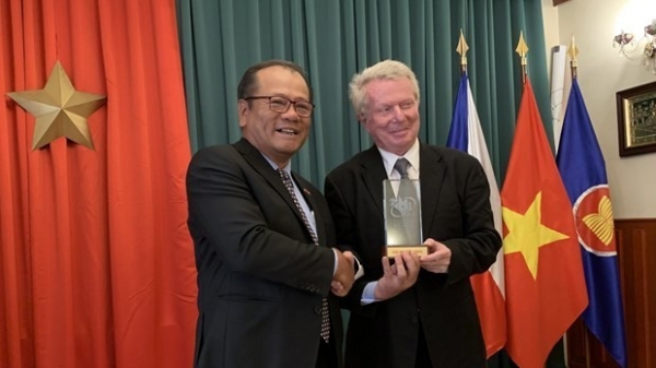 Czech writer wins Vietnamese national information service award