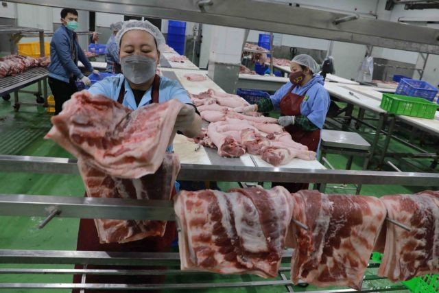 Pork is processed at a Vinh Anh Food factory. Food safety SSC is a Danish-Vietnamese partnership tasked with improving food safety in the Vietnamese pork value chain. (Photo: VNA)