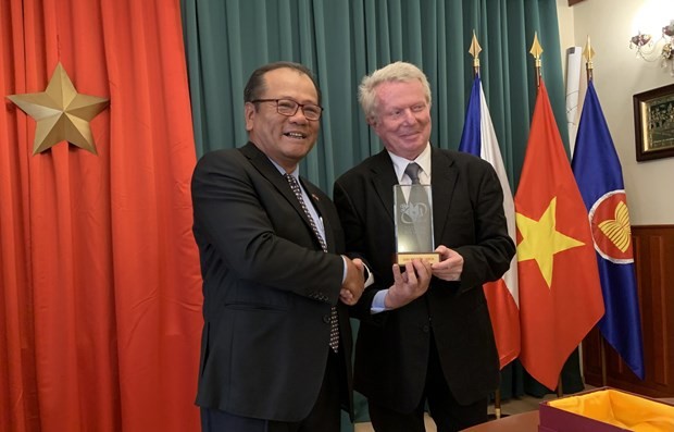 Vietnamese Ambassador Thai Xuan Dung (left) hands over the award to Karel Sys, President of the Czech Writers' Association. (Photo: VNA) Vietnamese Ambassador Thai Xuan Dung (left) hands over the award to Karel Sys, President of the Czech Writers' Association. (Photo: VNA)