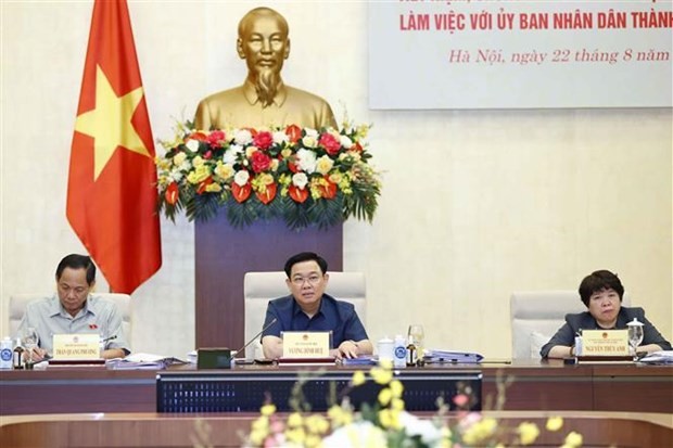 Chairman of the National Assembly Vuong Dinh Hue (centre) speaks at the event. (Photo: VNA)