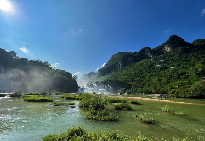 Autumn sparkles at the Ban Gioc Waterfall