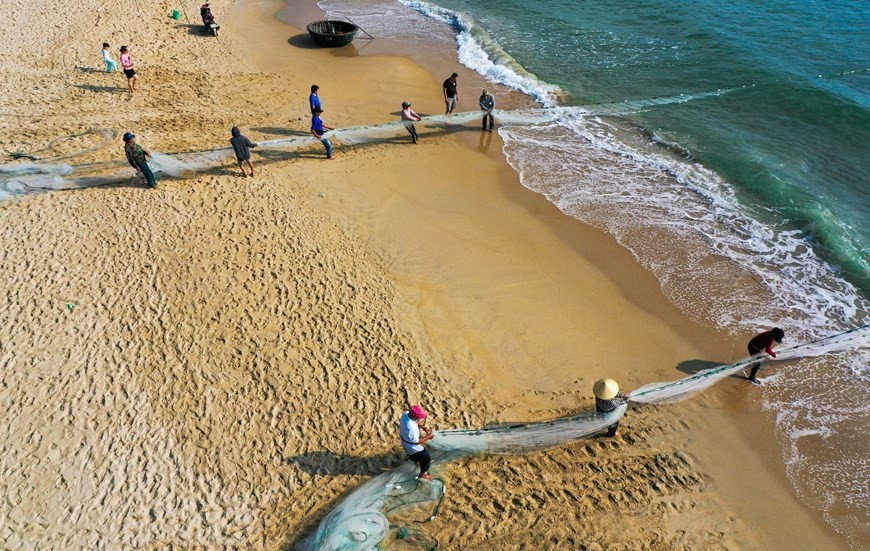 Fishermen pull in nets in Da Nang city