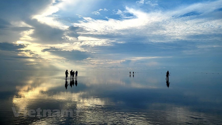 Hunting for first rays of dawn in Thai Binh’s ‘infinite sea’