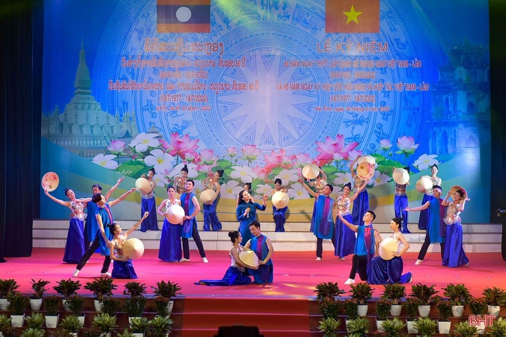 Cultural program to celebrate the anniversary.60th anniversary of Vietnam-Laos diplomatic relations celebrated in Ha Tinh. (Photo: VNA)