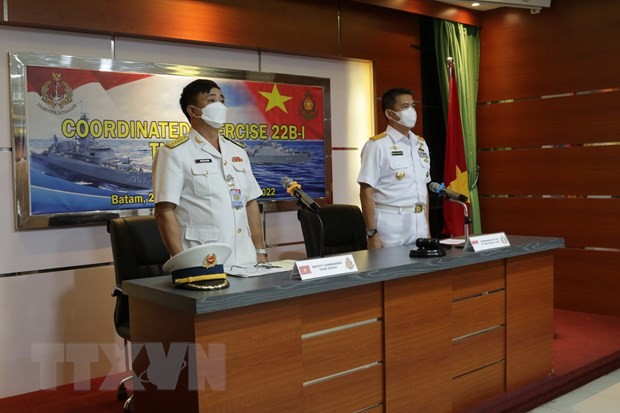 Salute the flag at the opening ceremony of CODEX B22-I. (Photo: VNA)Navies of Vietnam, Indonesia hold coordinated exercise