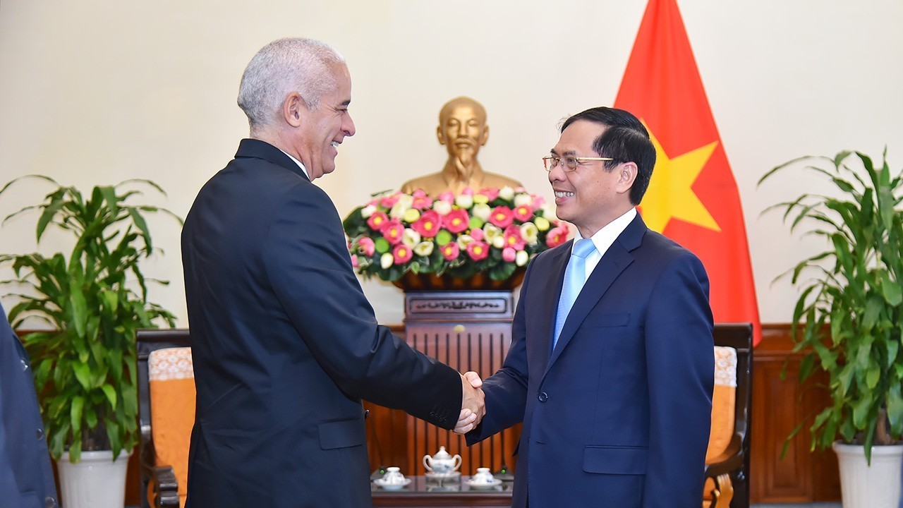 Foreign Minister hosts visiting Cuban diplomat