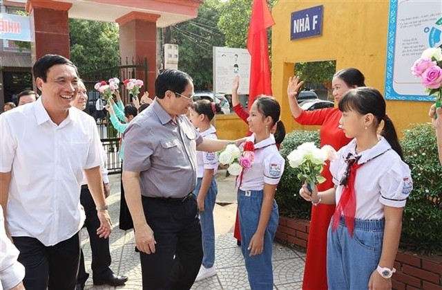 PM Phạm Minh Chính meets students at Yên Lập Primary School. (Photo: VNA/VNS)