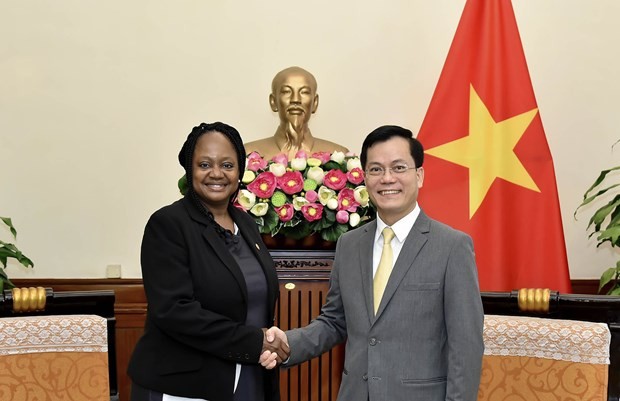 Deputy Foreign Minister Ha Kim Ngoc (R) and US Under Secretary of State for Arms Control and International Security Affairs Bonnie D. Jenkins. (Photo: Quang Hoa)