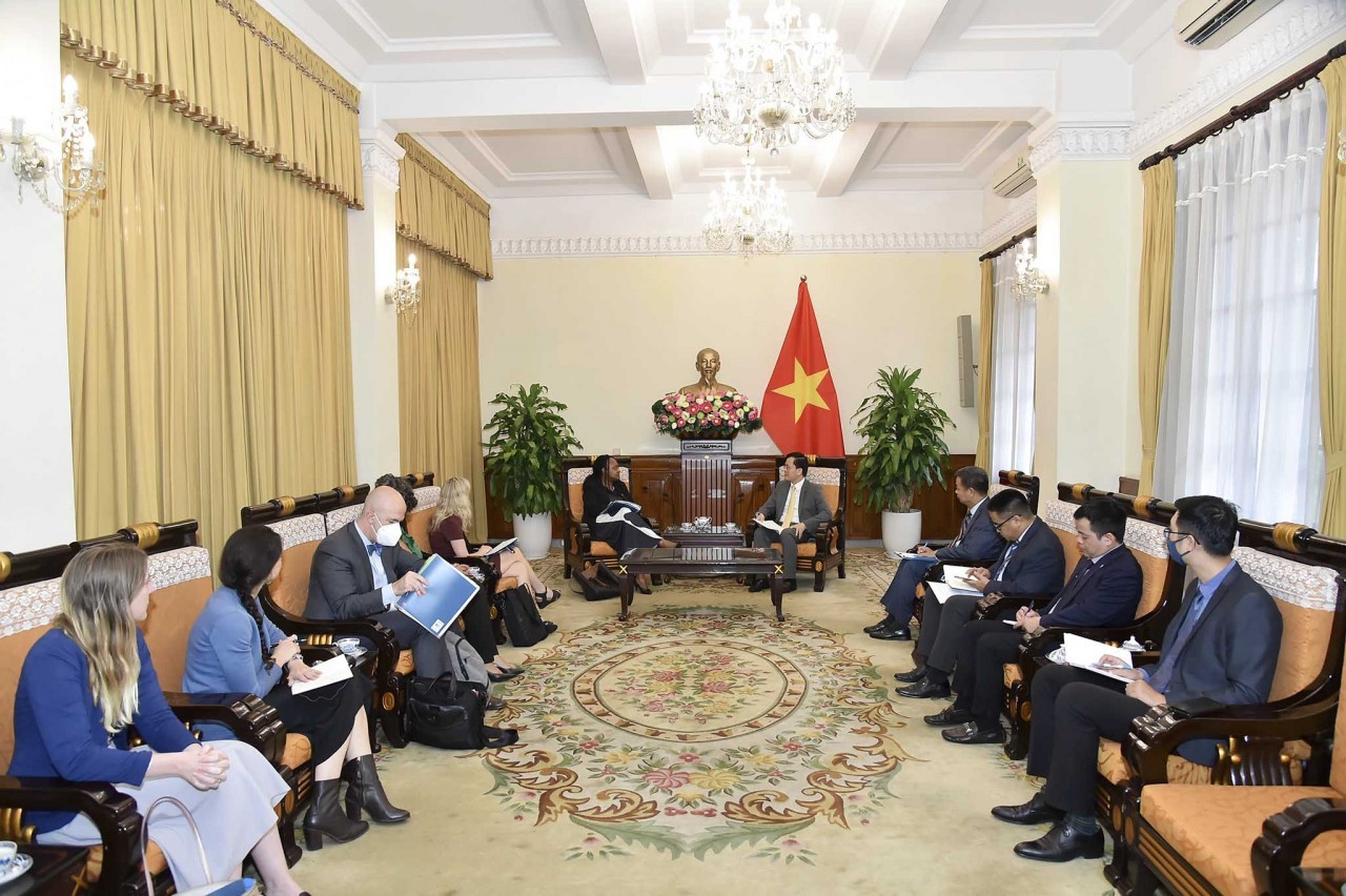 Deputy Minister Bonnie D. Jenkins expressed his impression of the progress in bilateral relations in many fields achieved after 27 years of normalizing relations. (Photo: Quang Hoa)