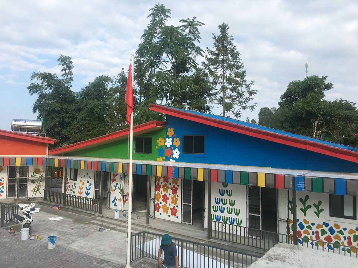 The first recycled plastic school in Vietnam is prominently displayed in the middle of Ngai Phong Cho village, Cao Son commune (Muong Khuong district, Lao CaiVietnam’s first recycled plastic-made school inaugurated