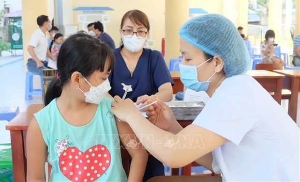 A girl gets vaccinated against COVID-19. (Photo: VNA)