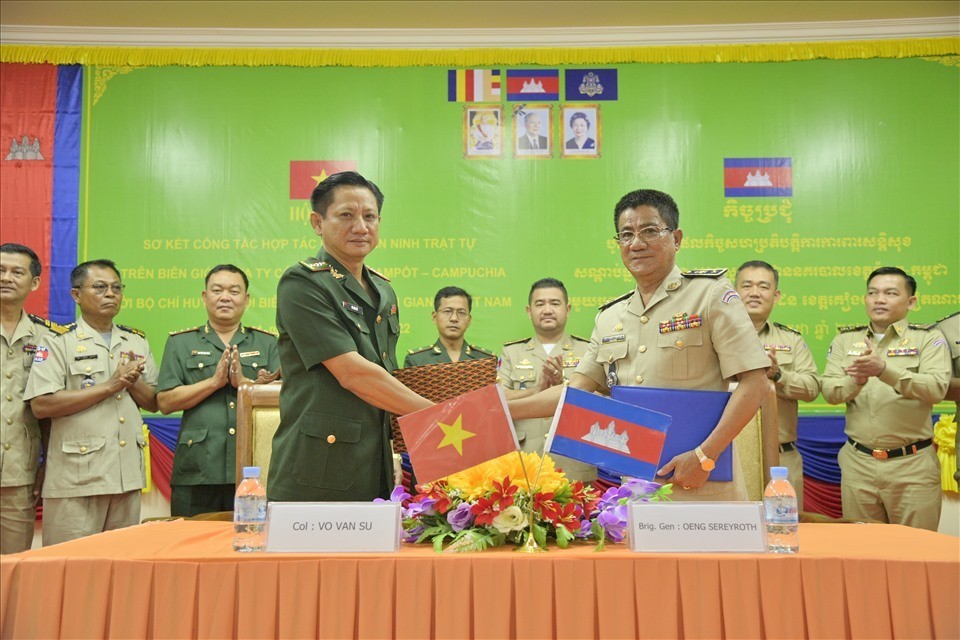 Colonel Vo Van Su - Provincial Party Member, Commander of the Border Guards of Kien Giang Province, Vietnam (on the left) and Major General Oeung Serel Roth - Deputy Director in charge of border affairs of the Kampot Provincial Police Department - sign Ag