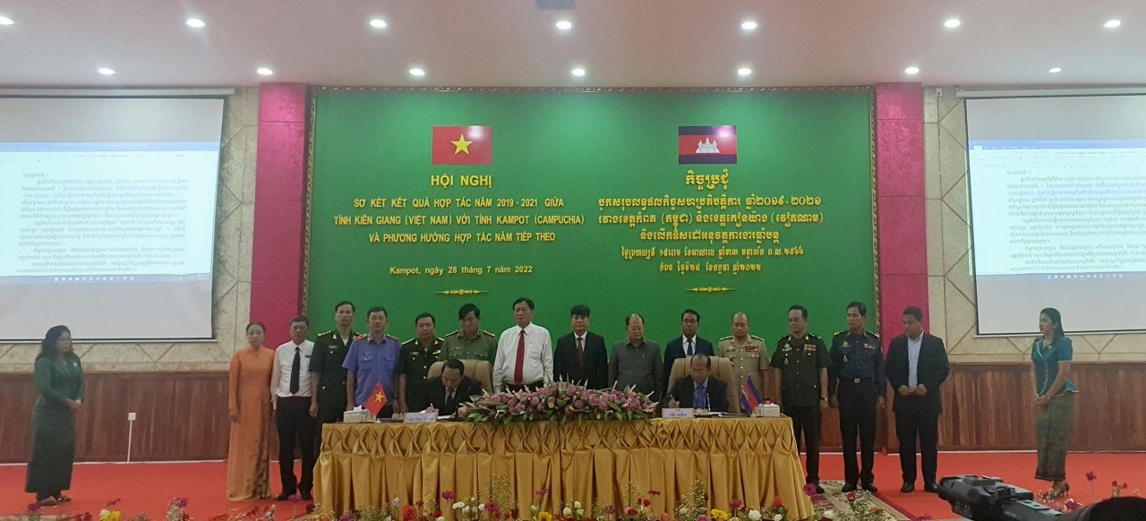 Consul General of Vietnam in Sihanoukville Vu Ngoc Ly (black shirt, center) and delegates witnessed representatives of Kien Giang and Kampot provinces sign the cooperation document in the coming time at the Preliminary Conference. (Source: Consulate General)