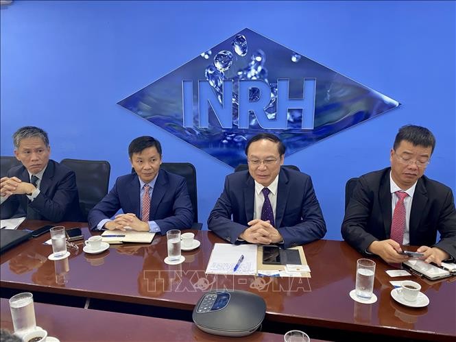 The delegation of the Ministry of Natural Resources and Environment led by Deputy Minister Le Cong Thanh worked with leaders of Cuba's National Water Resources Agency. (Photo: VNA)