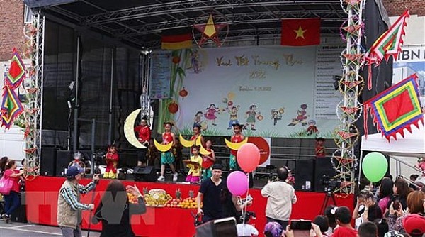 Mid-Autumn Festivals held for Vietnamese children in Hungary, Germany