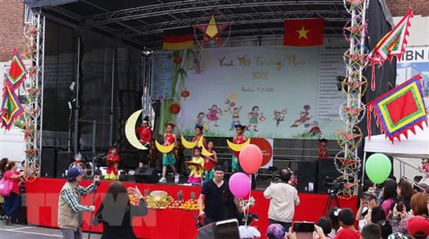 Mid-Autumn Festivals held for Vietnamese children in Germany. (Photo: VNA)
