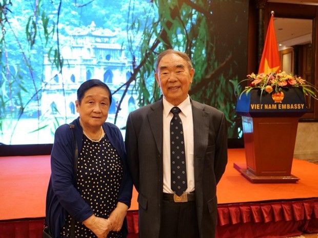 Professor Gu Yuanyang (right), former Director of the World Economic and Political Research Institute under the Chinese Academy of Social Sciences, and his wife. (Photo: nhandan.vn)