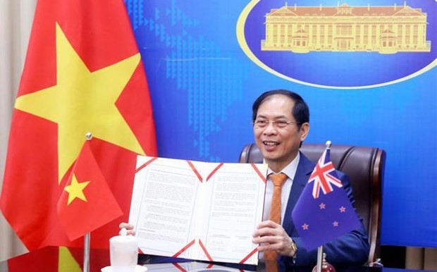 Minister of Foreign Affairs Bui Thanh Son after signing the action plan to implement the Vietnam-New Zealand strategic partnership framework for 2021-2024. (Photo: VNA)