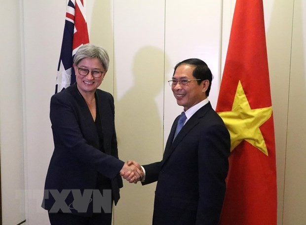 Australian Minister of Foreign Affairs Penny Wong (L) and Vietnamese counterpart Bui Thanh Son. (Photo: VNA)