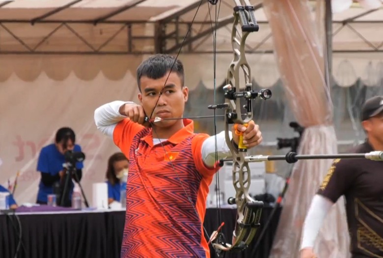 Vietnamese archers at the Singapore Open archery tournament 2022.