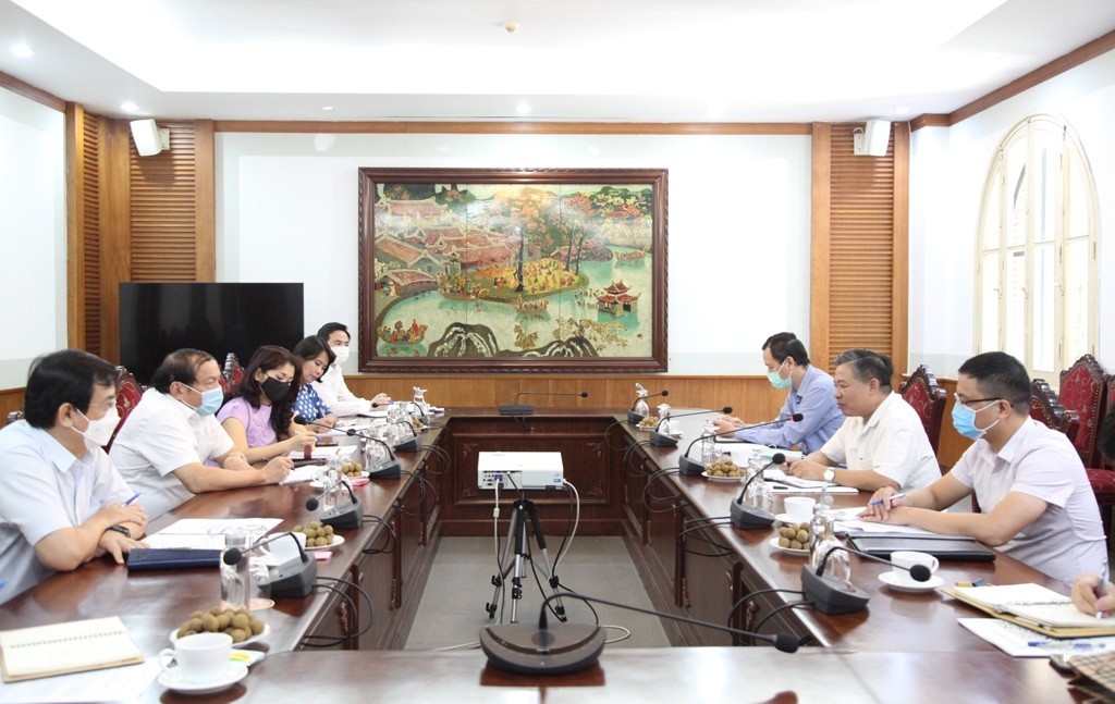 Minister Nguyen Van Hung worked with Vietnamese Ambassador to Cambodia Nguyen Huy Tang to discuss promoting cultural, sports and tourism cooperation during the Covid-19 period between Vietnam and Cambodia on the occasion of the Ambassador's arrival in Cambodia. August 2021 (Source: Vietnam National Administration of Tourism)