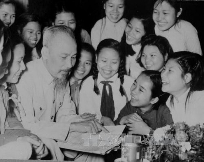  Late President Ho Chi Minh and students from Hanoi's Trung Vuong Secondary School in May 1956. (Photo: VNA)
