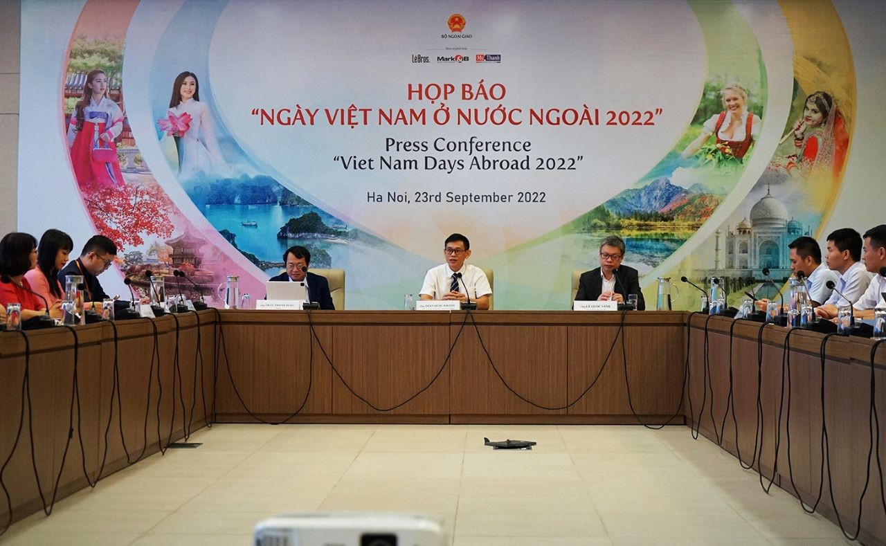 Phó Vụ trưởng, Vụ Ngoại giao văn hóa & UNESCO Trần Quốc Khánh (ở giữa) cùng đại diện các đơn vị phối hợp tổ chức Ngày Việt Nam ở nước ngoài năm 2022, chia sẻ thông tin tại sự kiện. (Ảnh: Lê An)