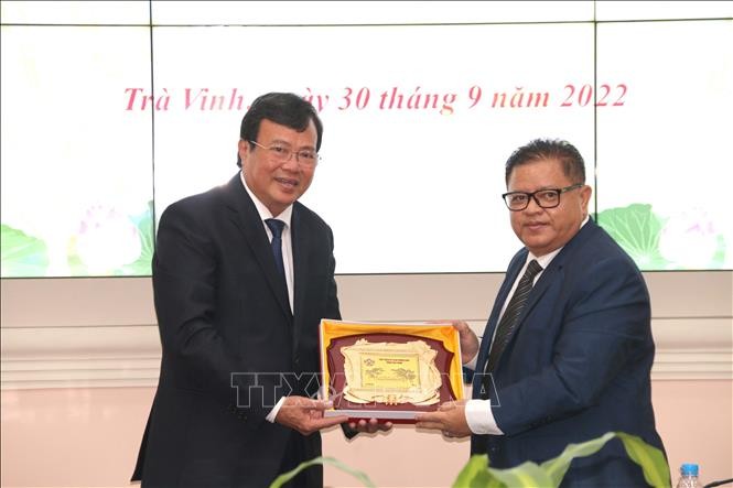 Chairman of Tra Vinh Provincial People's Committee Le Van Must (left) presents a souvenir to Secretary of State Long Ponnasirivath. (Photo: VNA)