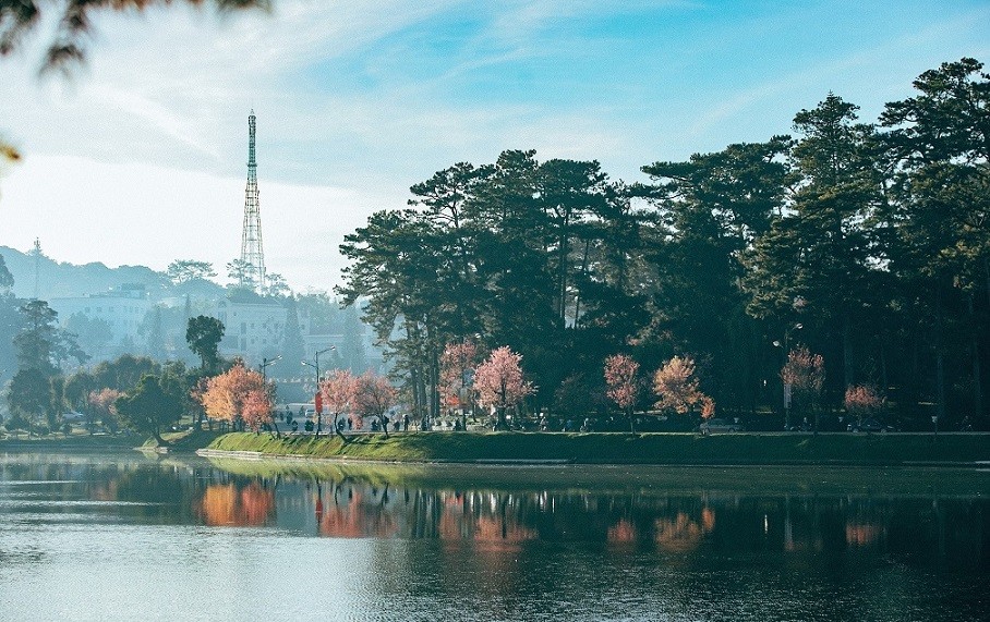 In the heart of Da Lat lies Xuan Huong Lake, its name meaning “Spring Scent” due to its legend of having special scent only in springtime. (Photo: Nguyễn Dũng)