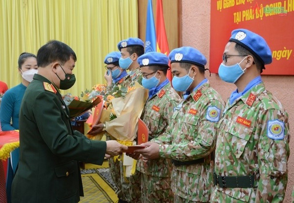 The officers, who will be sent to the United Nations Interim Security Force for Abyei (UNISFA), receive the President's decisions. (Photo: VNA) The officers, who will be sent to the United Nations Interim Security Force for Abyei (UNISFA), receive the President's decisions. (Photo: VNA)