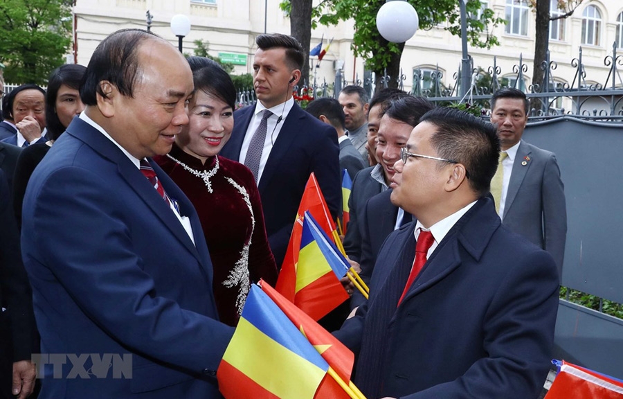 prime minister nguyen xuan phuc meets overseas vietnamese in romania