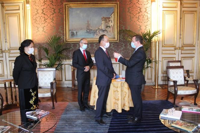 Đại sứ Việt Nam tại Pháp Nguyễn Thiệp nhận Huân chương Bắc đẩu Bội tinh