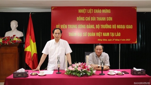 Foreign Minister Bui Thanh Son visits Vietnamese Embassy in Vientiane, Laos