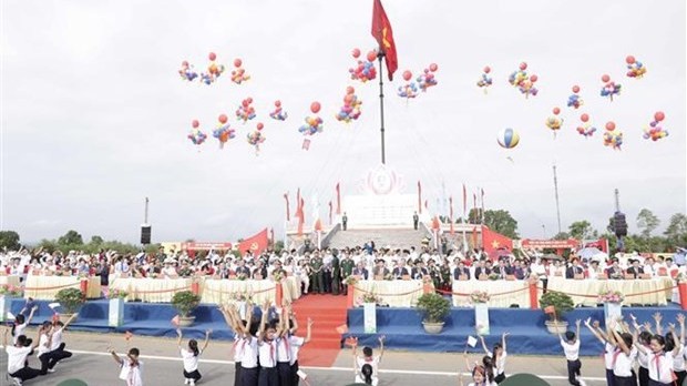 President attends Quang Tri’s flag-raising ceremony marking Reunification Day