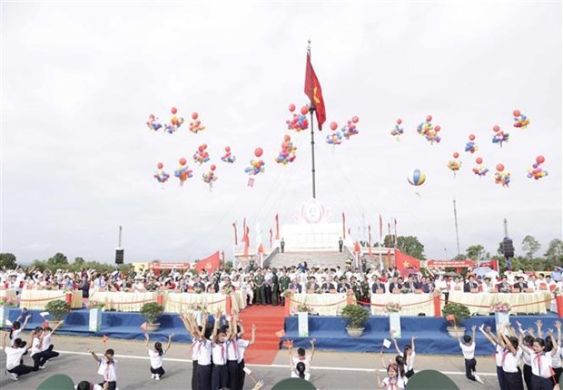 President attends Quang Tri’s flag-raising ceremony marking Reunification Day