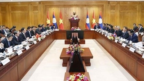 National Assembly Chairman Vuong Dinh Hue holds talks with Lao counterpart