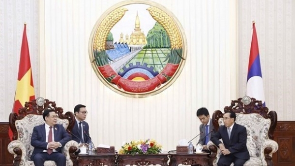 National Assembly Chairman meets with Lao Prime Minister, discussing measures to boost ties