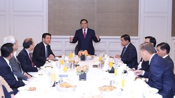 Prime Minister receives overseas Vietnamese, US businessmen, scholars