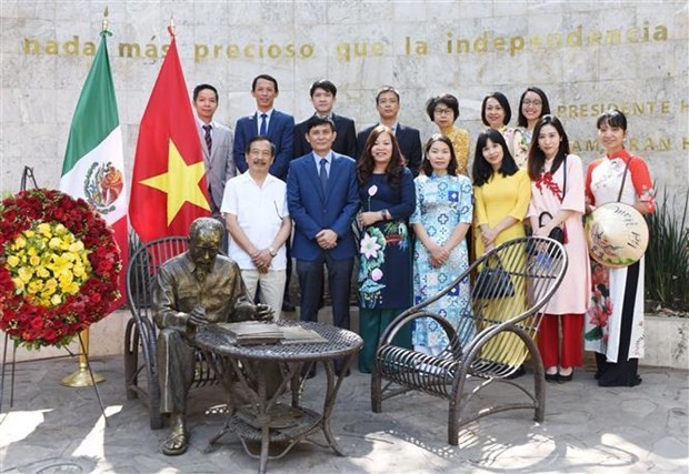 Tribute for late President Ho Chi Minh continues overseas